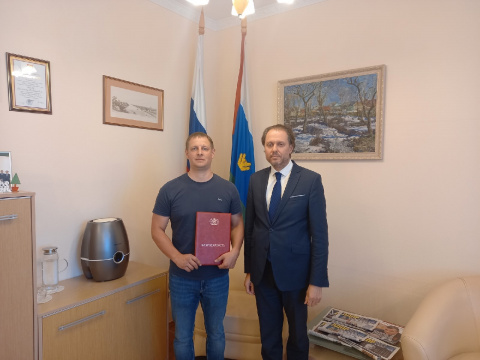 Владимир Сысоев вручил благодарность директору ООО Экватор
